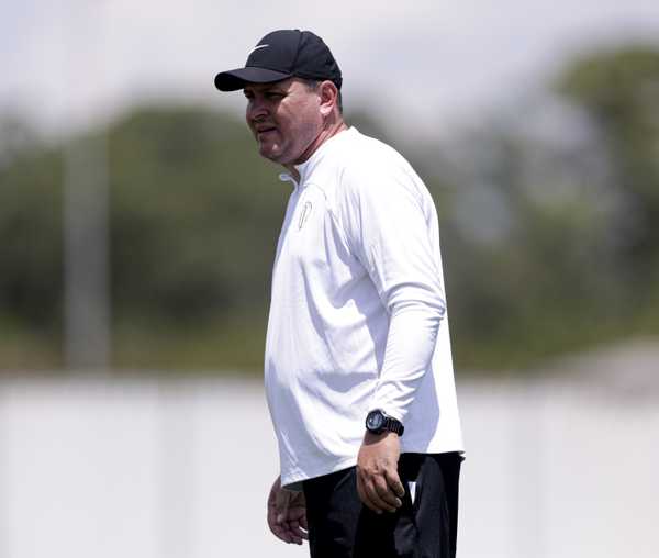 Auxiliar assume comando e lidera treino do Corinthians após saída de Mano.