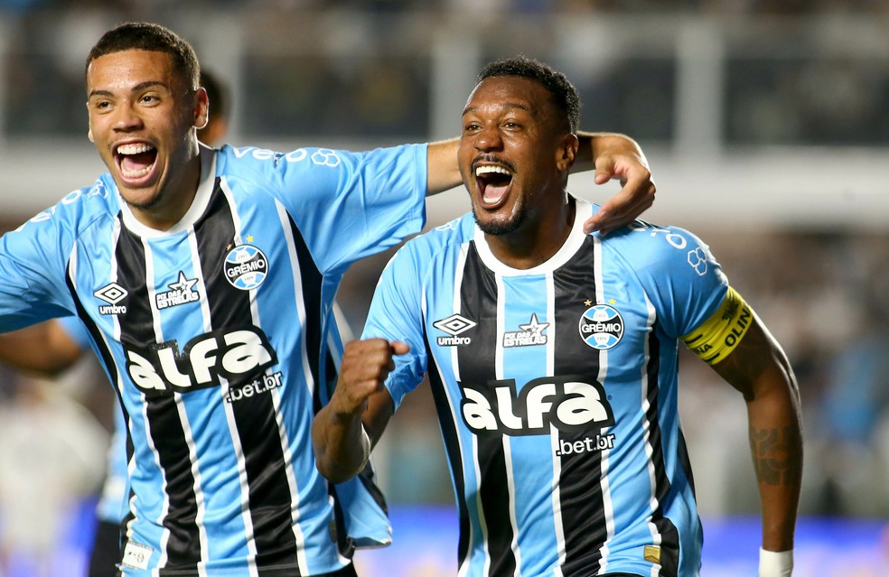 Alysson e Edenilson comemoram gol do Grêmio contra o Santos