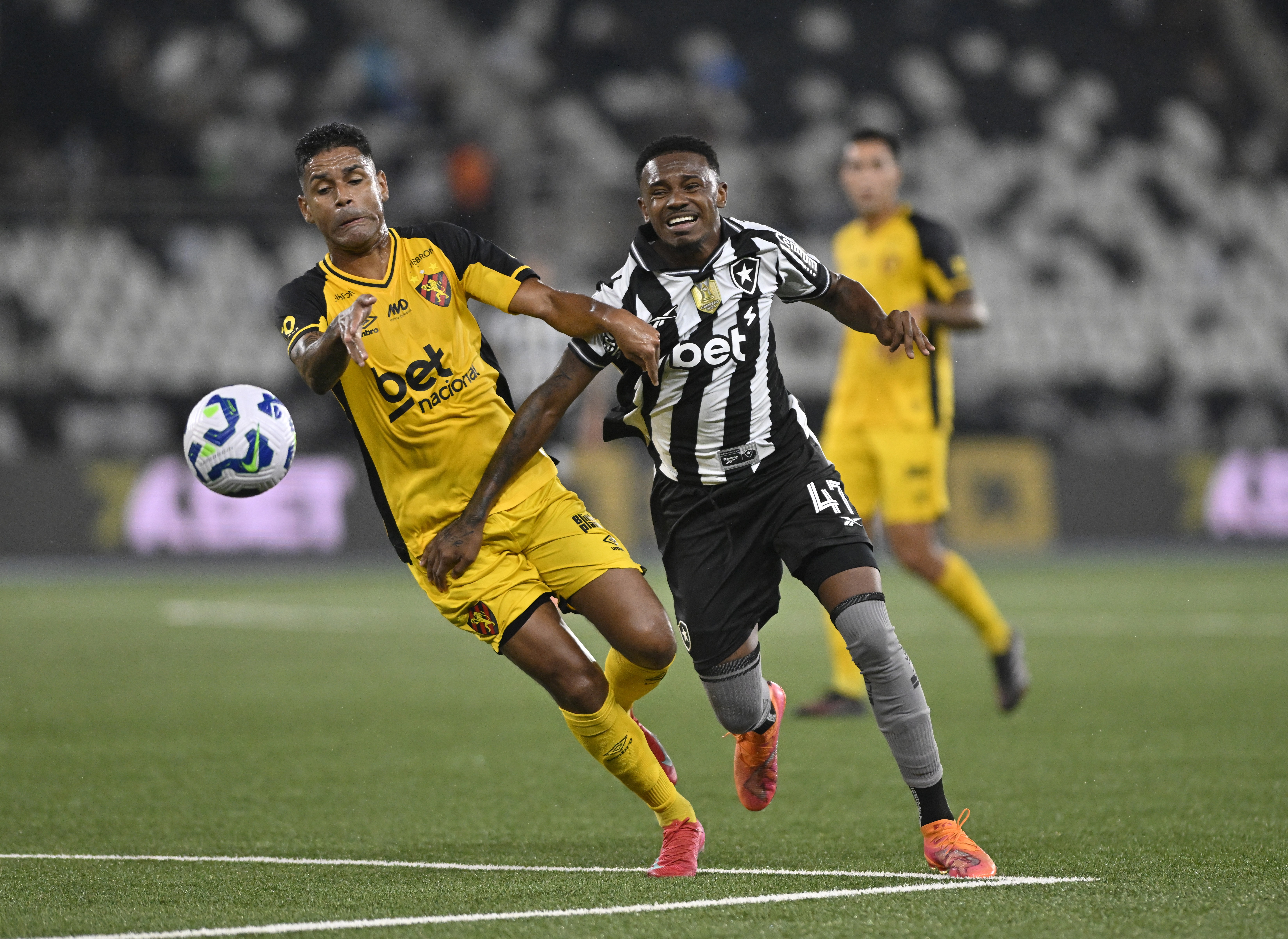 Jeffinho oscila, fica em baixa no Botafogo e tem futuro incerto no clube | Ge