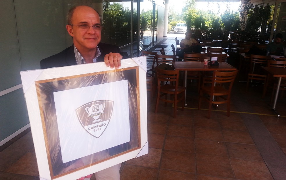 Bandeira de Mello com o quadro de presente da CBF pelo título da Copa do Brasil 2013 — Foto: Vicente Seda