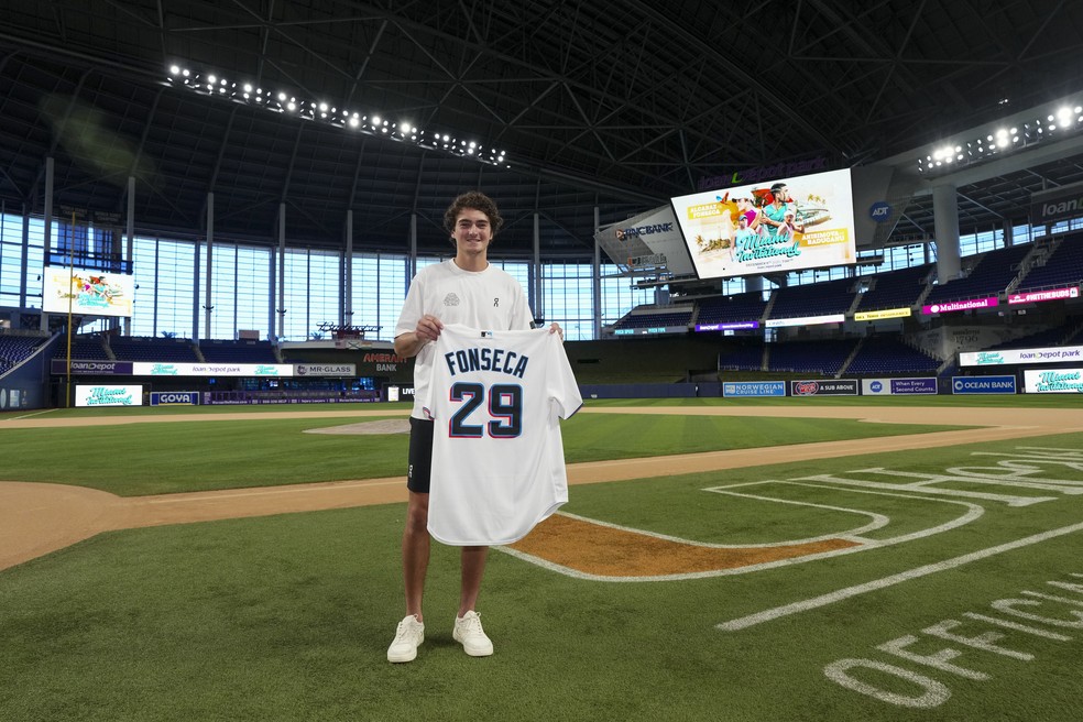 João Fonseca posa com camisa do Miami Marlins — Foto: Miami Marlins