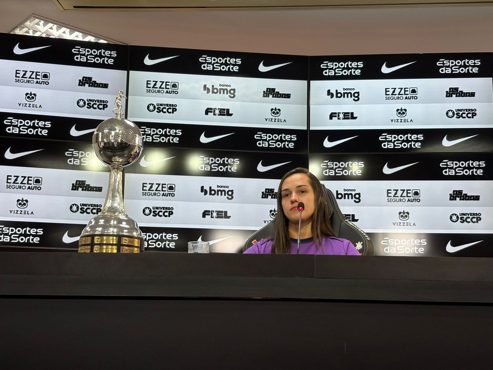 Nicole Ramos, goleira do Corinthians, com a taça da Libertadores.