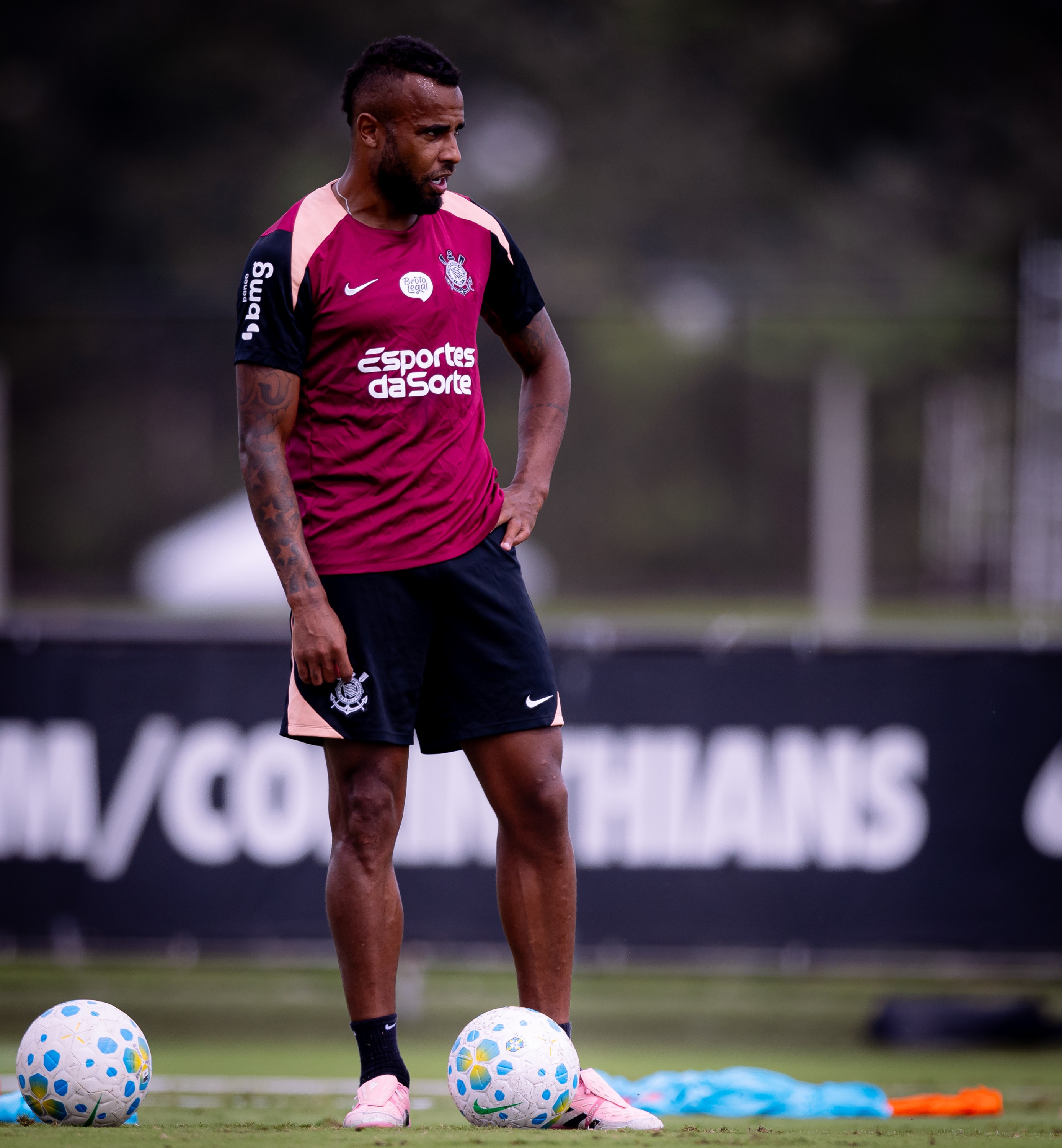 Pouco utilizado, Alex Santana busca espaço no Corinthians: "Não é fácil, mas não posso desanimar"