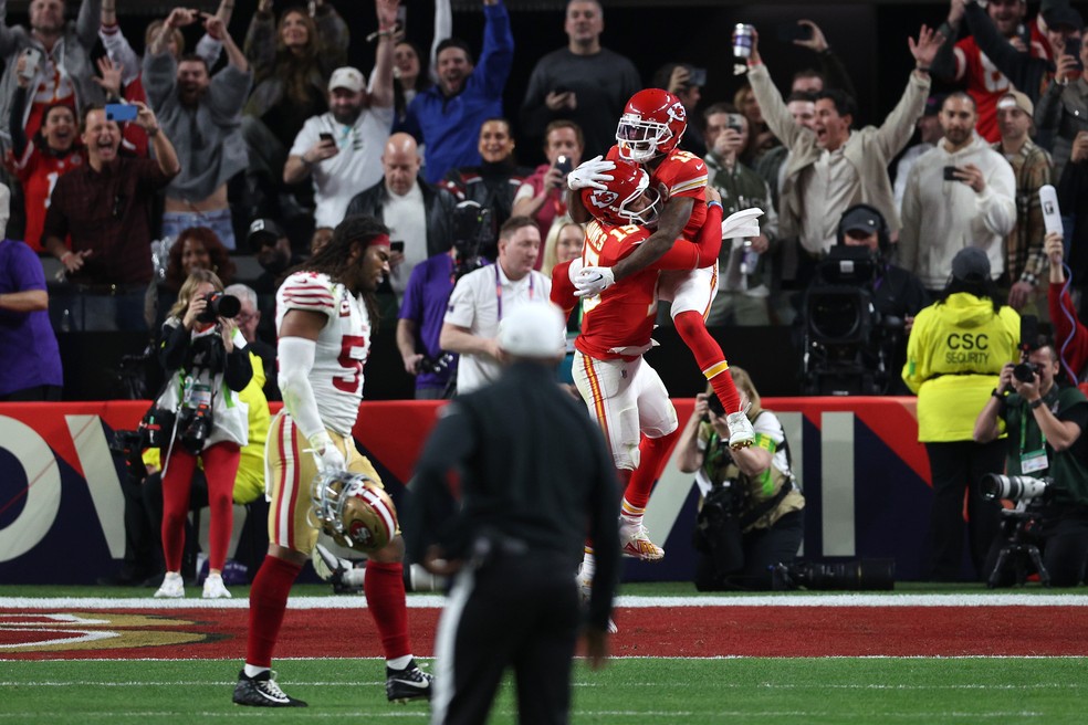 Mecole Hardman, do Kansas City Chiefs, comemora o touchdown da vitória no Super Bowl LVIII — Foto: Harry How/Getty Images