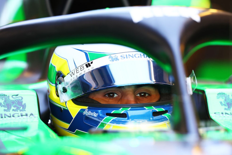Gabriel Bortoleto no carro da Sauber em Abu Dhabi — Foto: Bryn Lennon/Formula 1 via Getty Images