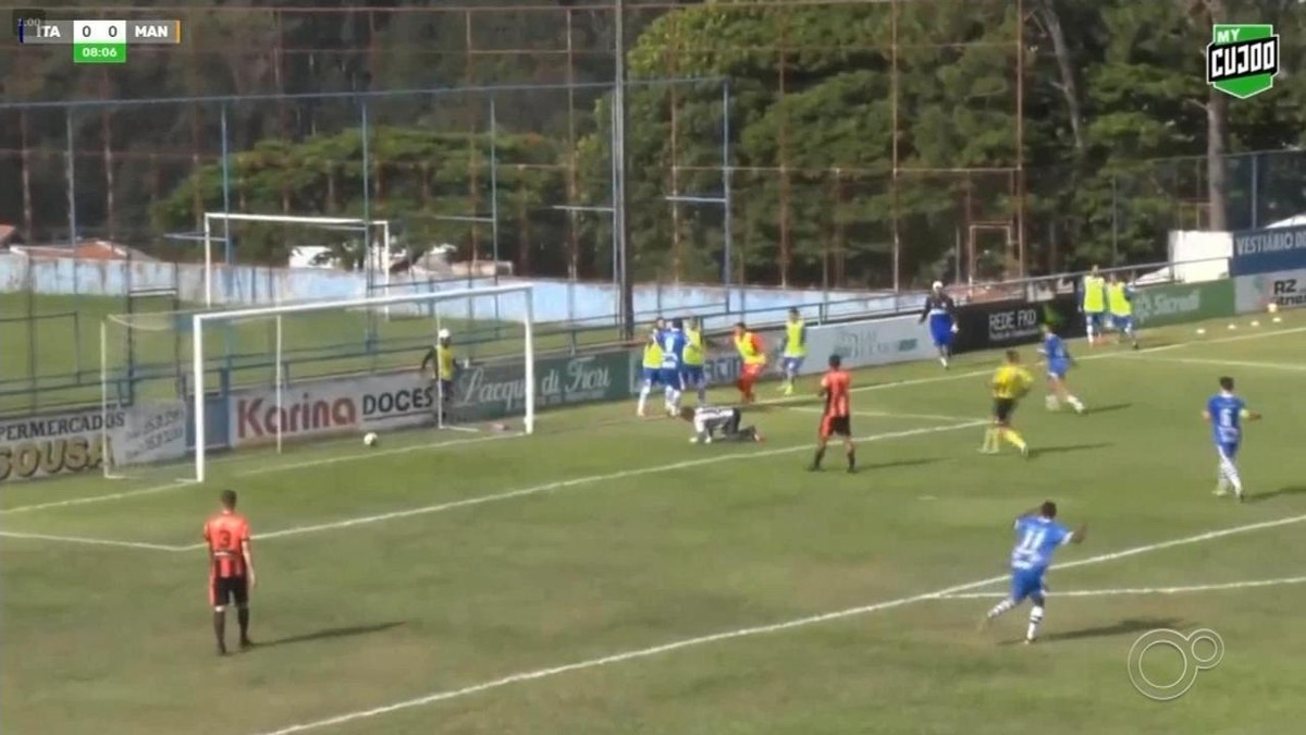 VÍDEO: Goleiro Escorrega Na Pequena área E Atacante Marca Gol Bizarro ...