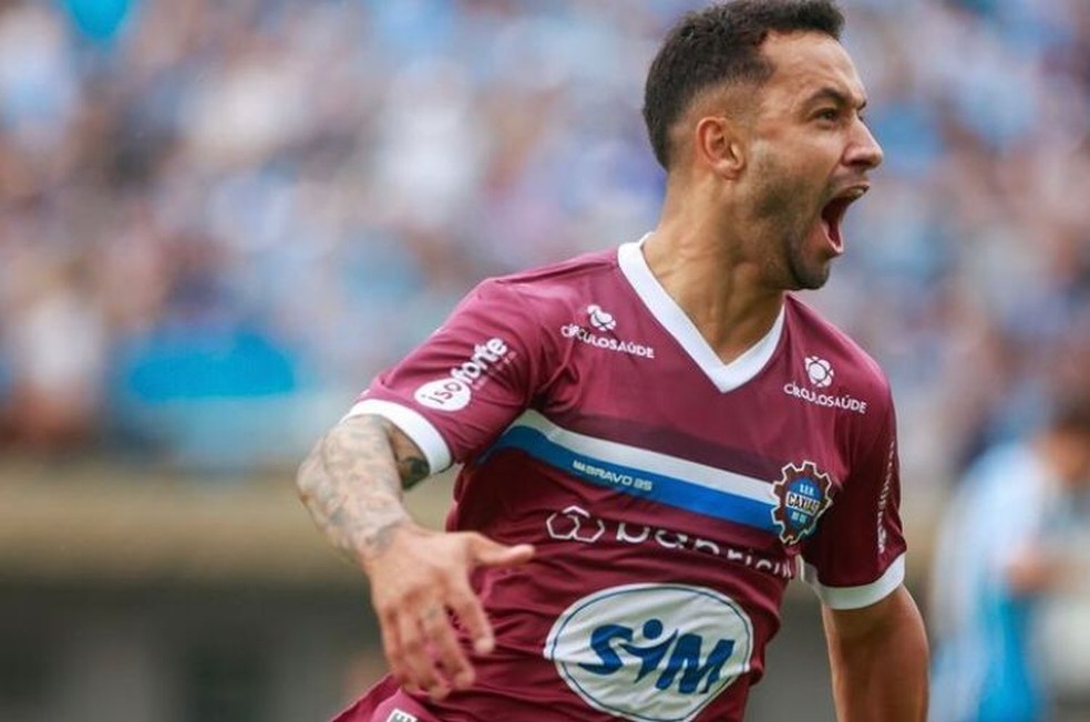 Emprestado pelo Grêmio, atacante do Caxias celebra dois gols sobre o Inter