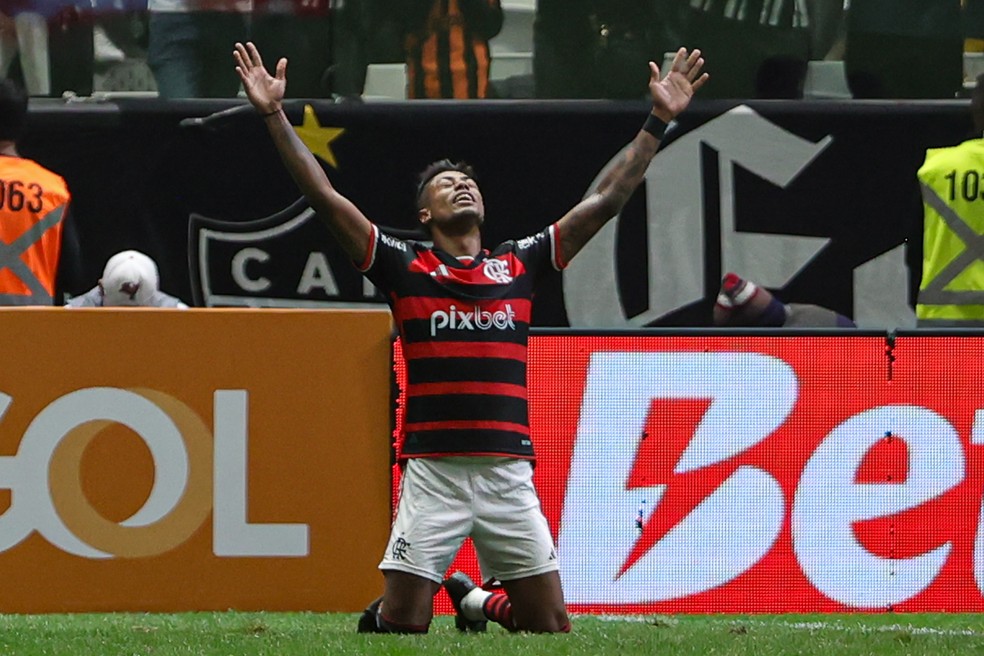 Bruno Henrique comemora gol do Flamengo contra o Atlético-MG — Foto: Gilson Lobo/AGIF