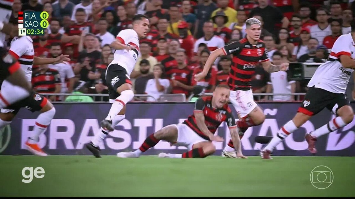 Everton Cebolinha substituído após pisão em Flamengo x São Paulo.