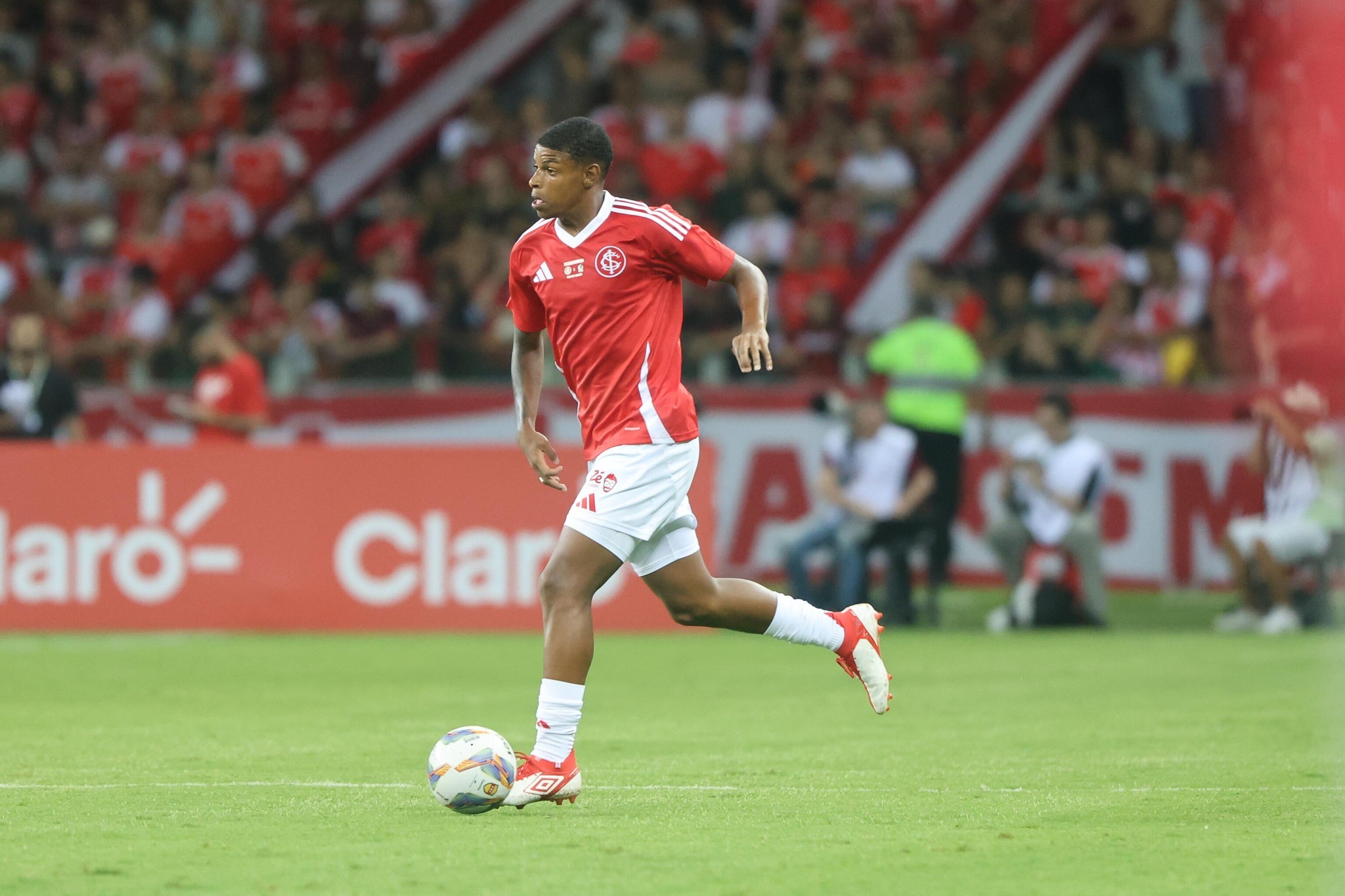 Roger promove estreias no Inter, 