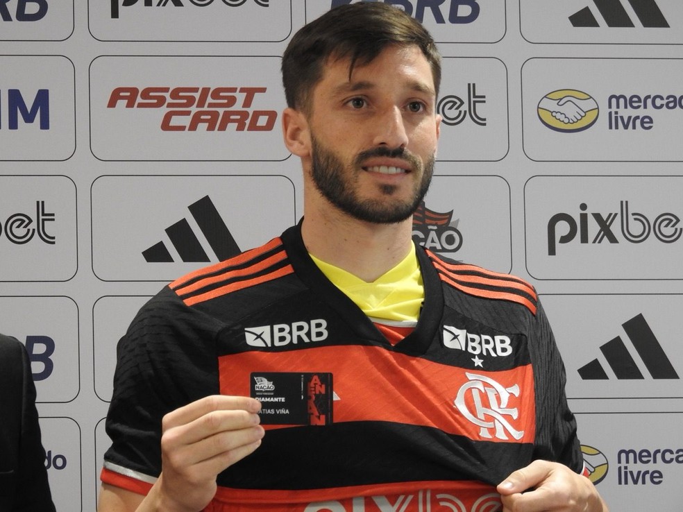 Viña é do Flamengo — Foto: Fred Gomes