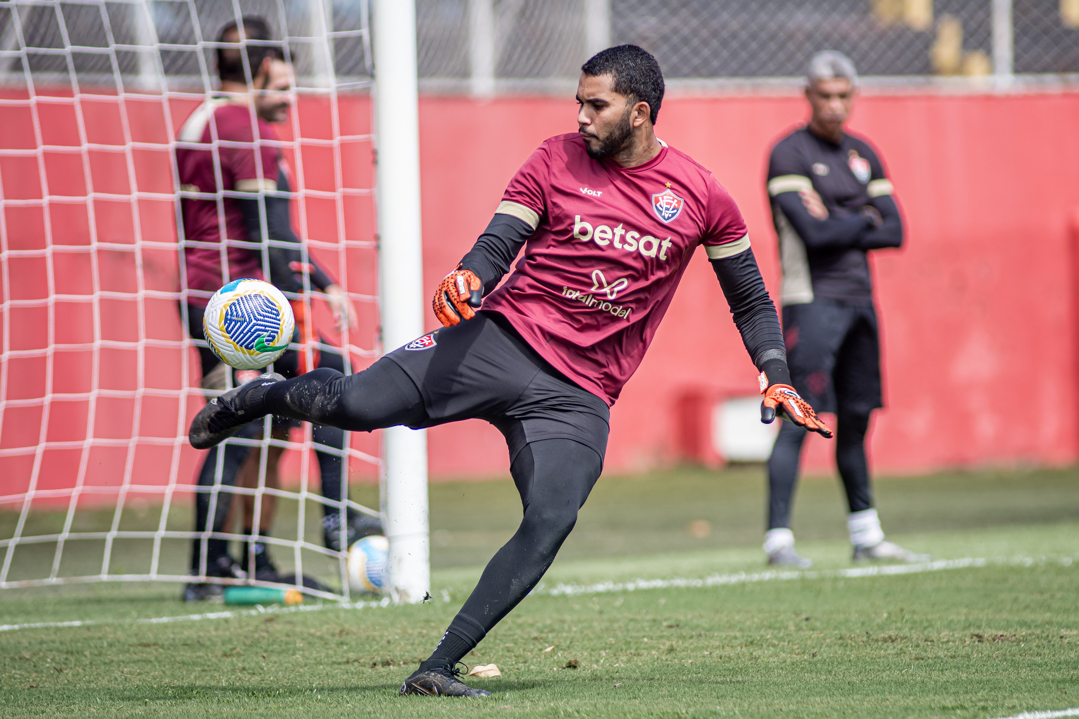 Vitória fica sem Janderson, mas tem dois retornos para pegar o Internacional