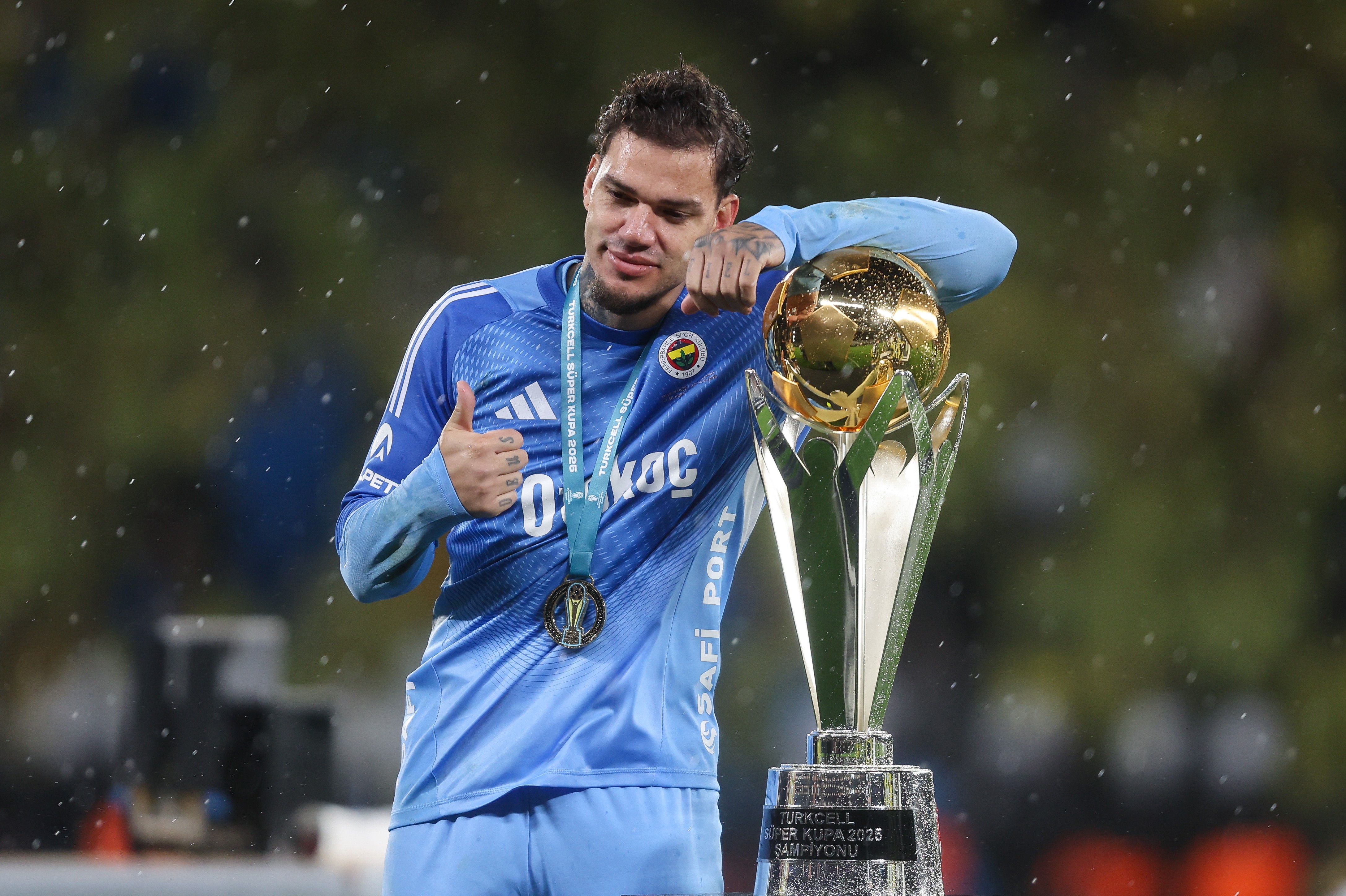 Ederson celebra primeiro título pelo Fenerbahçe, o 25ª da carreira ...