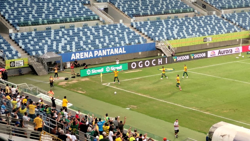 Fábio Gomes comemora o gol do Cuiabá na primeira etapa — Foto: Renata Barros