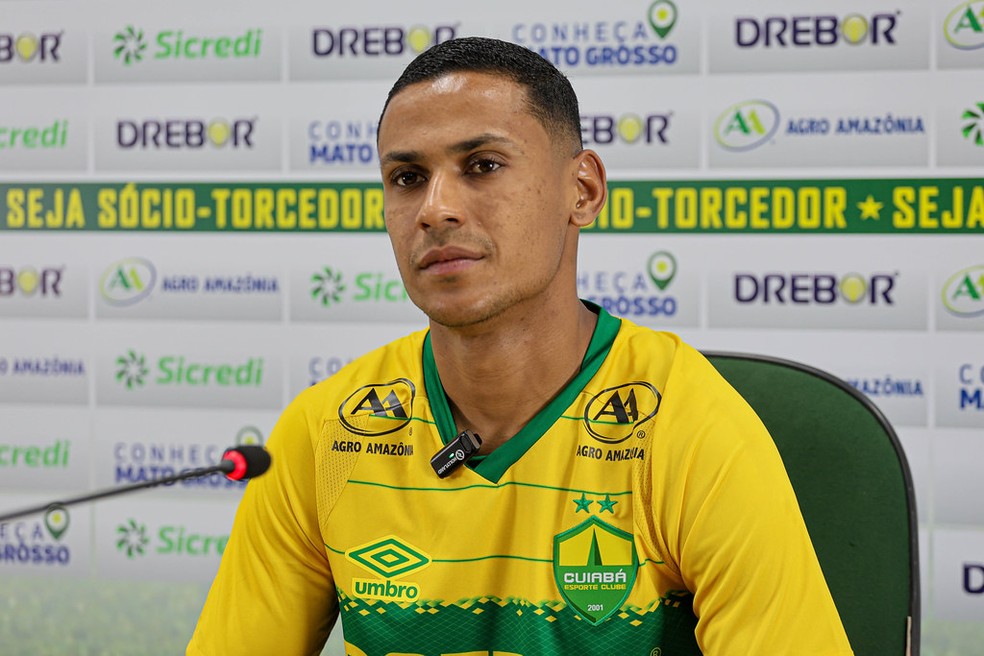 Bruno Alves é apresentado pelo Cuiabá — Foto: AssCom Dourado