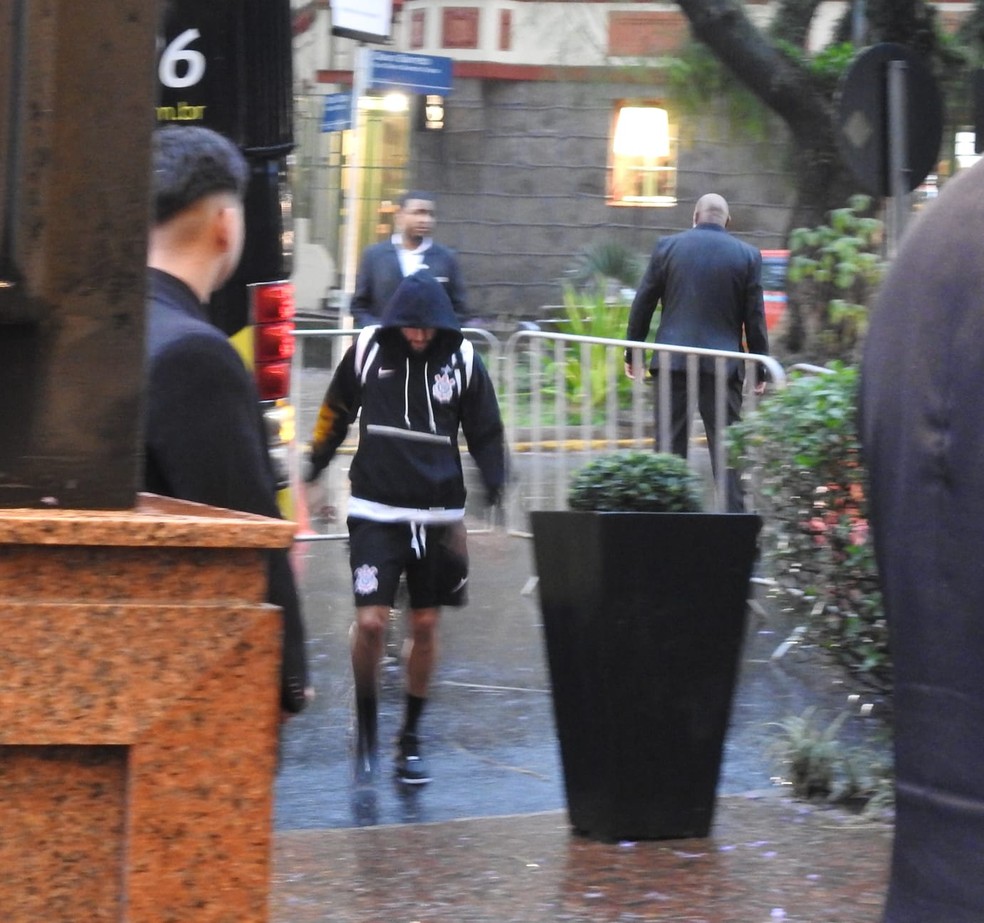 Corinthians chegou a Porto Alegre no final da tarde deste sábado — Foto: Arthur Sandes