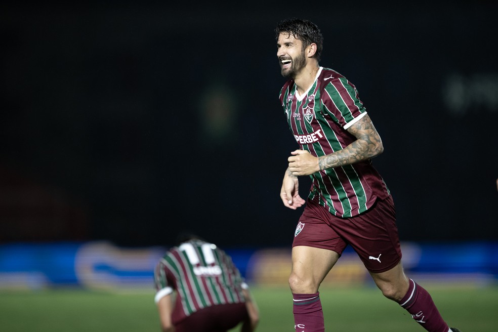 Fluminense supera Nova Iguaçu e Cuberas defende Everaldo: "Comprometido em melhorar"