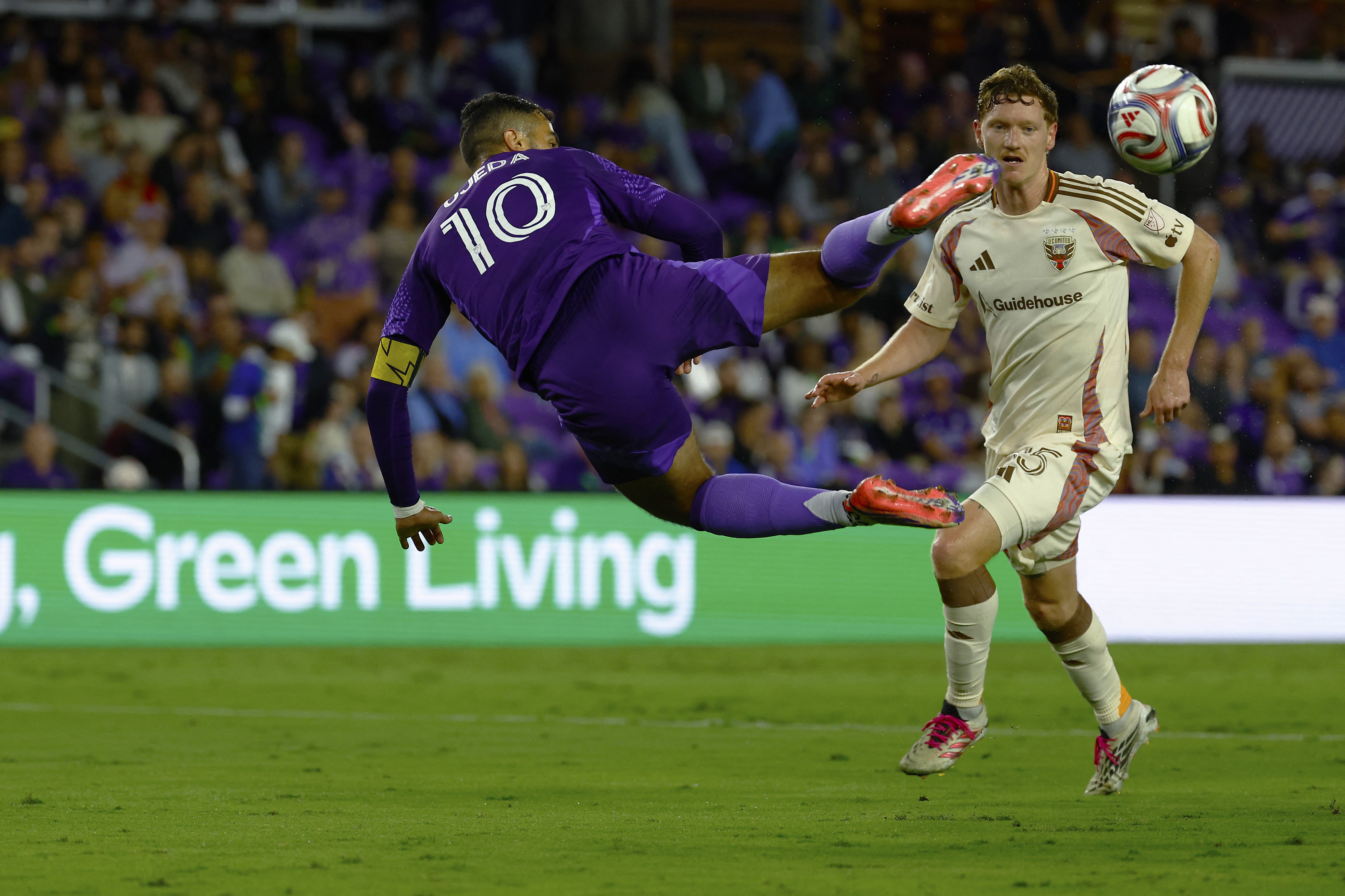 Pintou o Puskas! Time de Griezmann goleia na MLS com gol escorpião de meia argentino