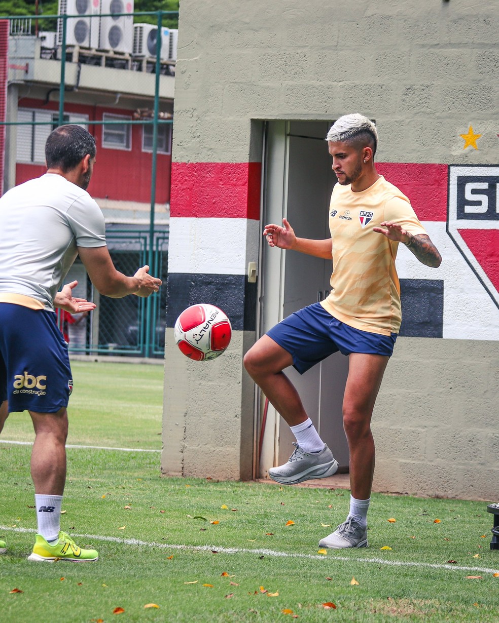 Nestor treina em campo no São Paulo — Foto: Divulgação / São Paulo