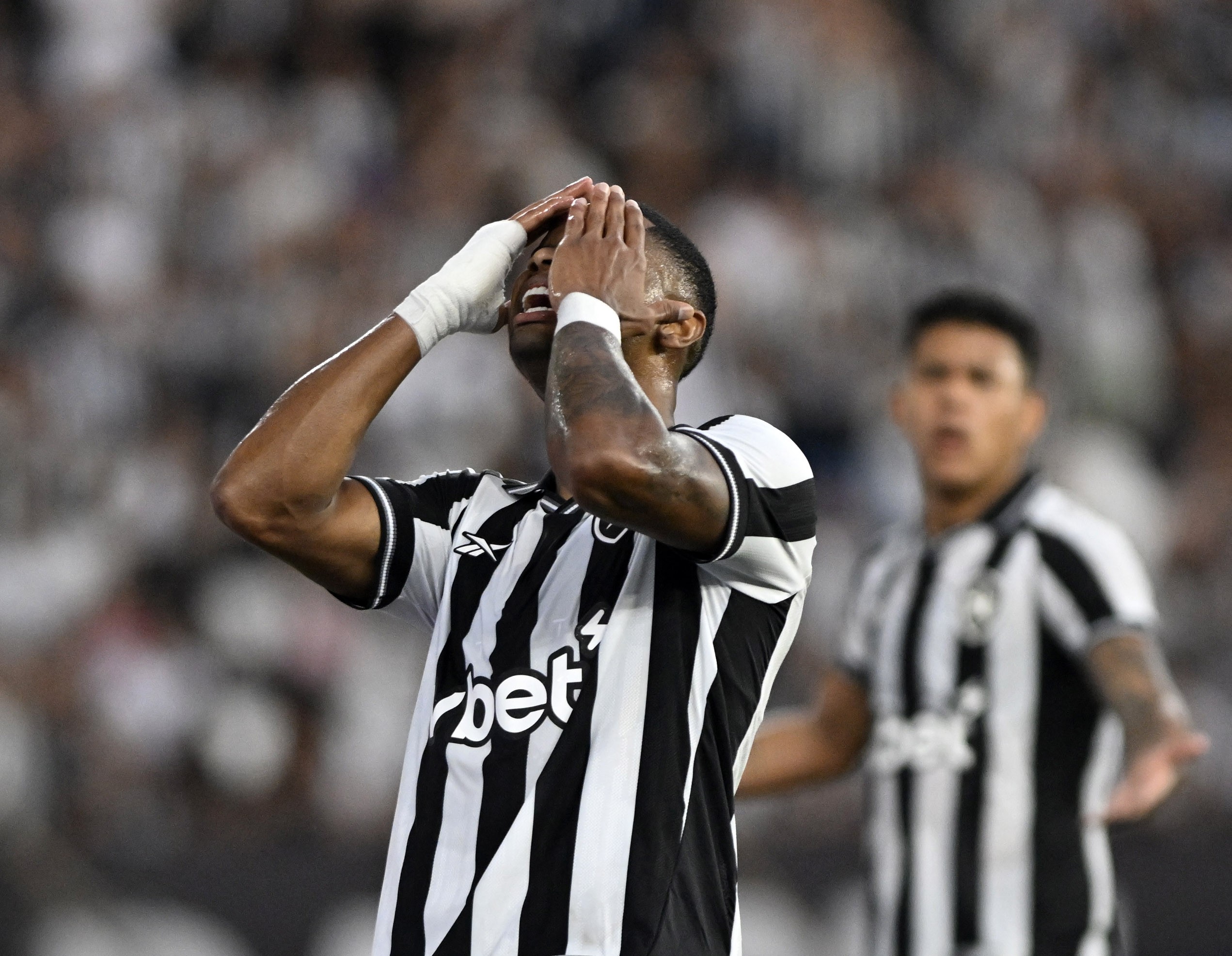 Júnior Santos enfrenta má fase no Botafogo com seca de gols e nova concorrência