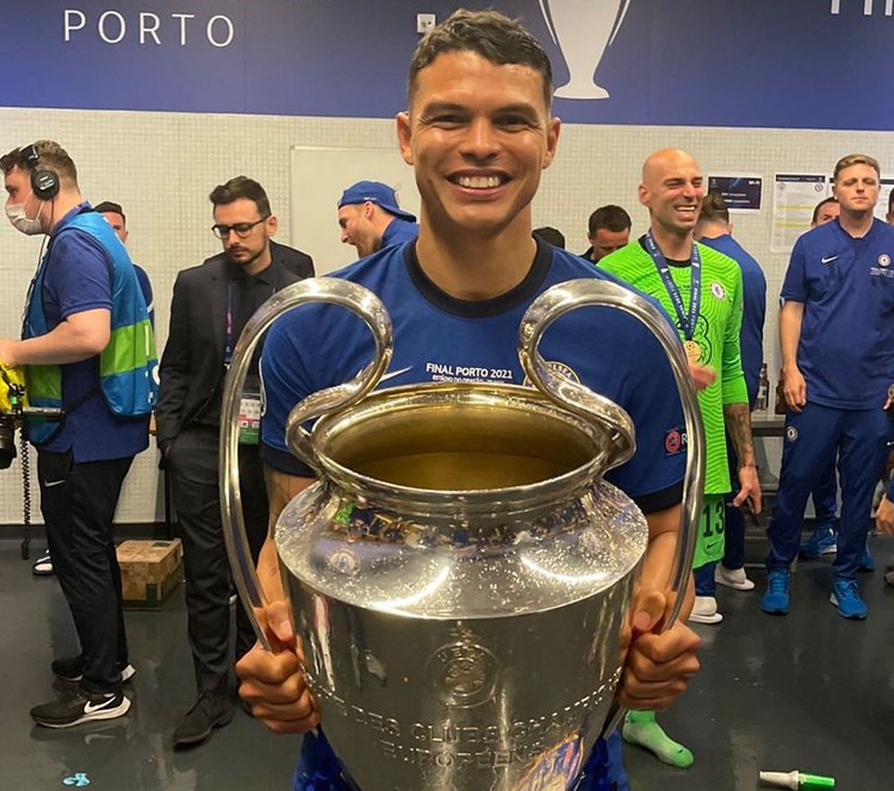 Douglas Santos levanta taça e comemora feito do Zenit como maior campeão da  Rússia