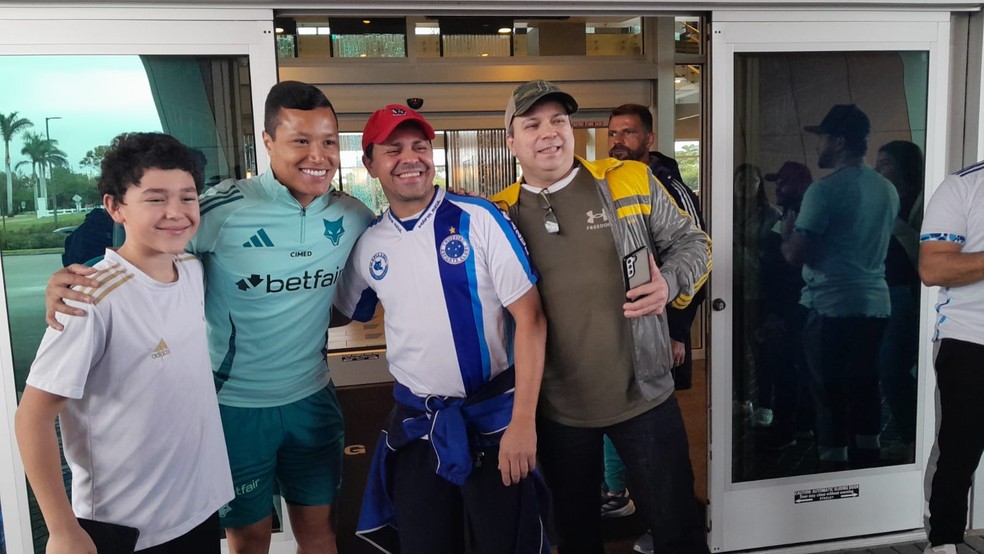 Cruzeirenses de Boston posam para foto com Marlon