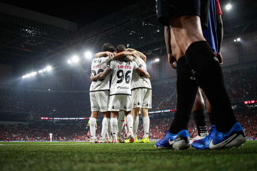 Vasco players celebrate a goal against Athletico at the Ligga Arena — Photo: Matheus Lima/Vasco