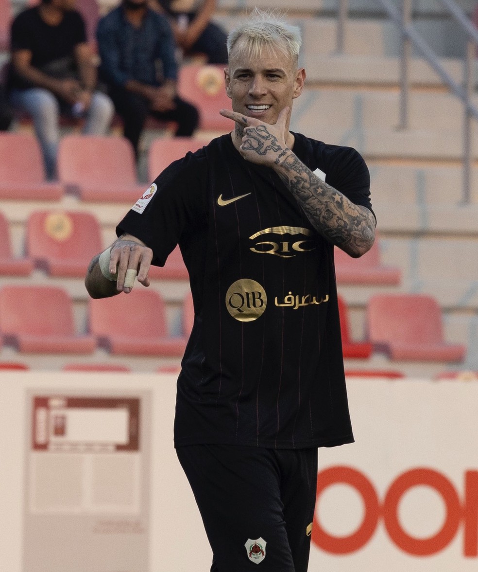 Róger Guedes comemora um dos gols marcados em Umm-Salal 2x6 Al-Rayyan — Foto: Divulgação/Al-Rayyan