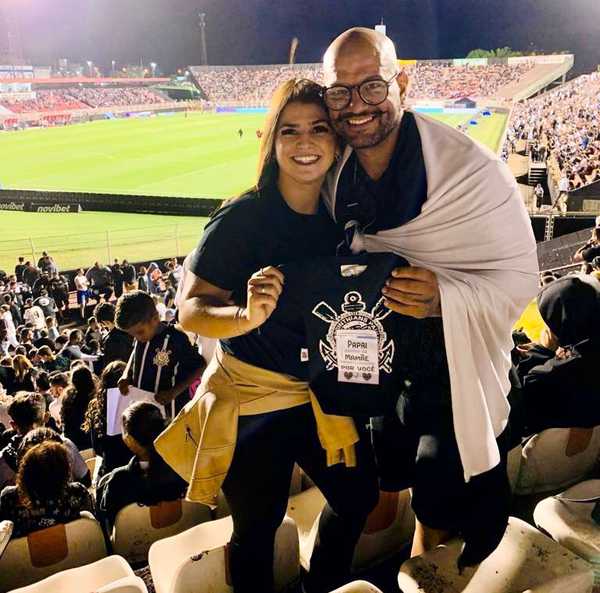 Mulher revela gravidez ao namorado no meio do jogo do Corinthians; veja o vídeo