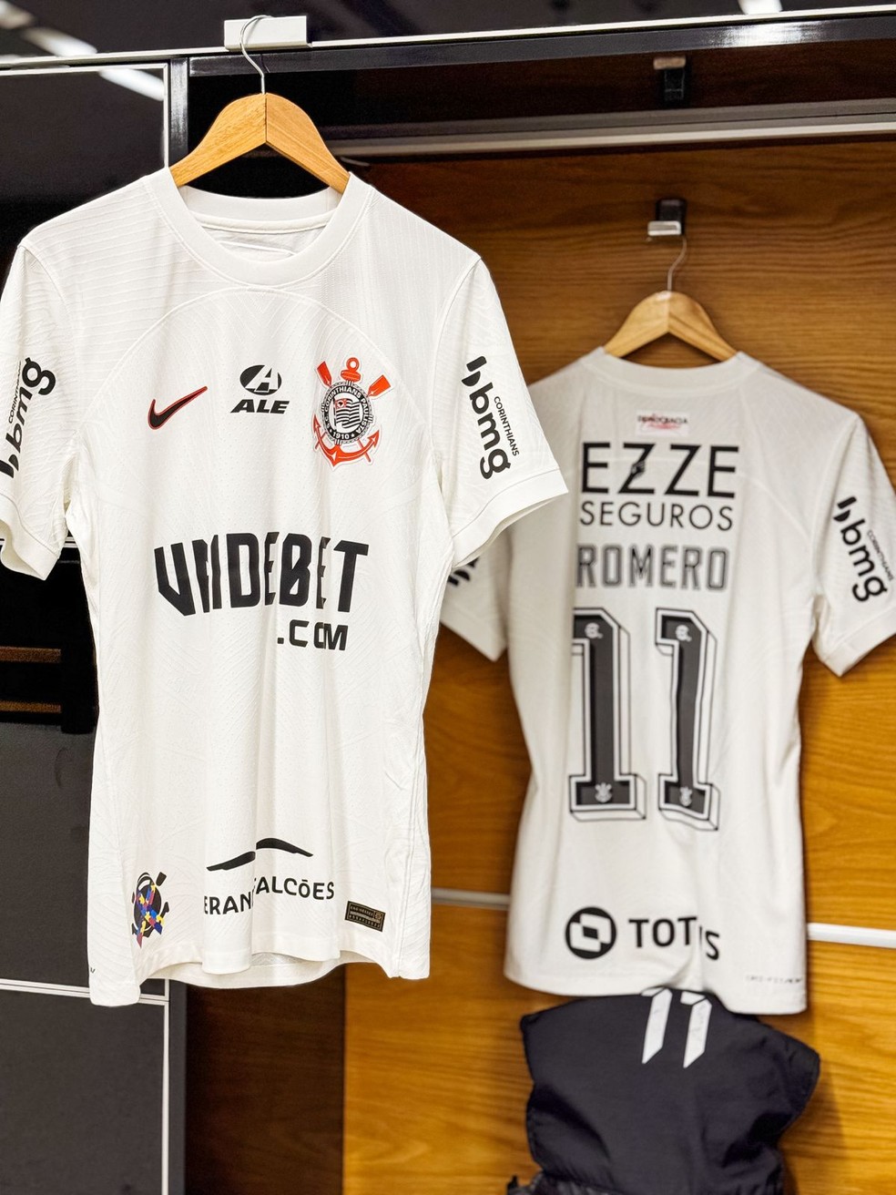 Camisa do Corinthians com patrocínio por permuta na barra traseira — Foto: Rodrigo Coca / Ag.Corinthians