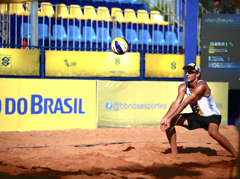 VÍDEO: fez de um canto um lance de futebol de praia e marcouum