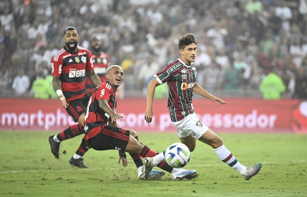 Pirani e Wesley disputam em Fluminense x Flamengo pelas oitavas da Copa do Brasil &mdash; Foto: Andr&eacute; Dur&atilde;o