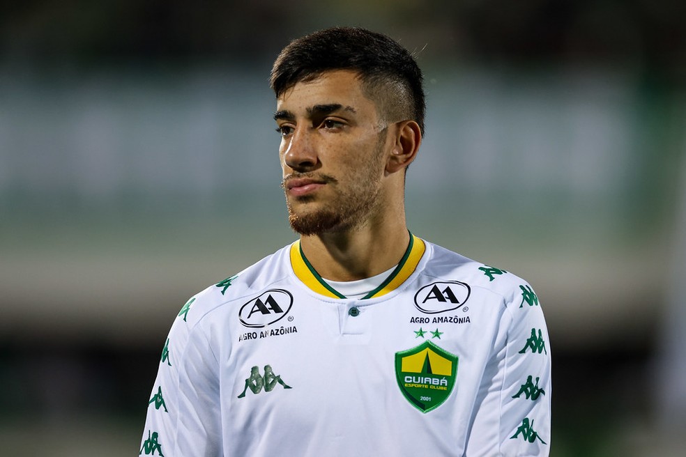 Atacante Pedrinho, do Cuiabá, em jogo contra a Chapecoense — Foto: AssCom Dourado