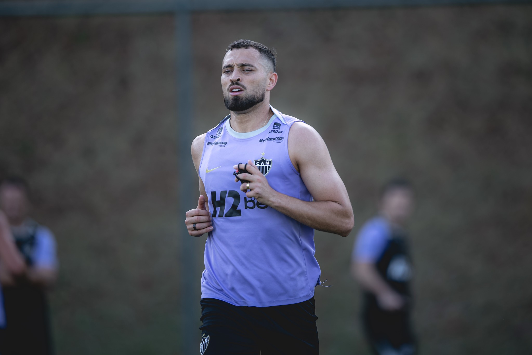Zagueiro que não estreou pelo Atlético-MG se recupera de lesão e fica disponível