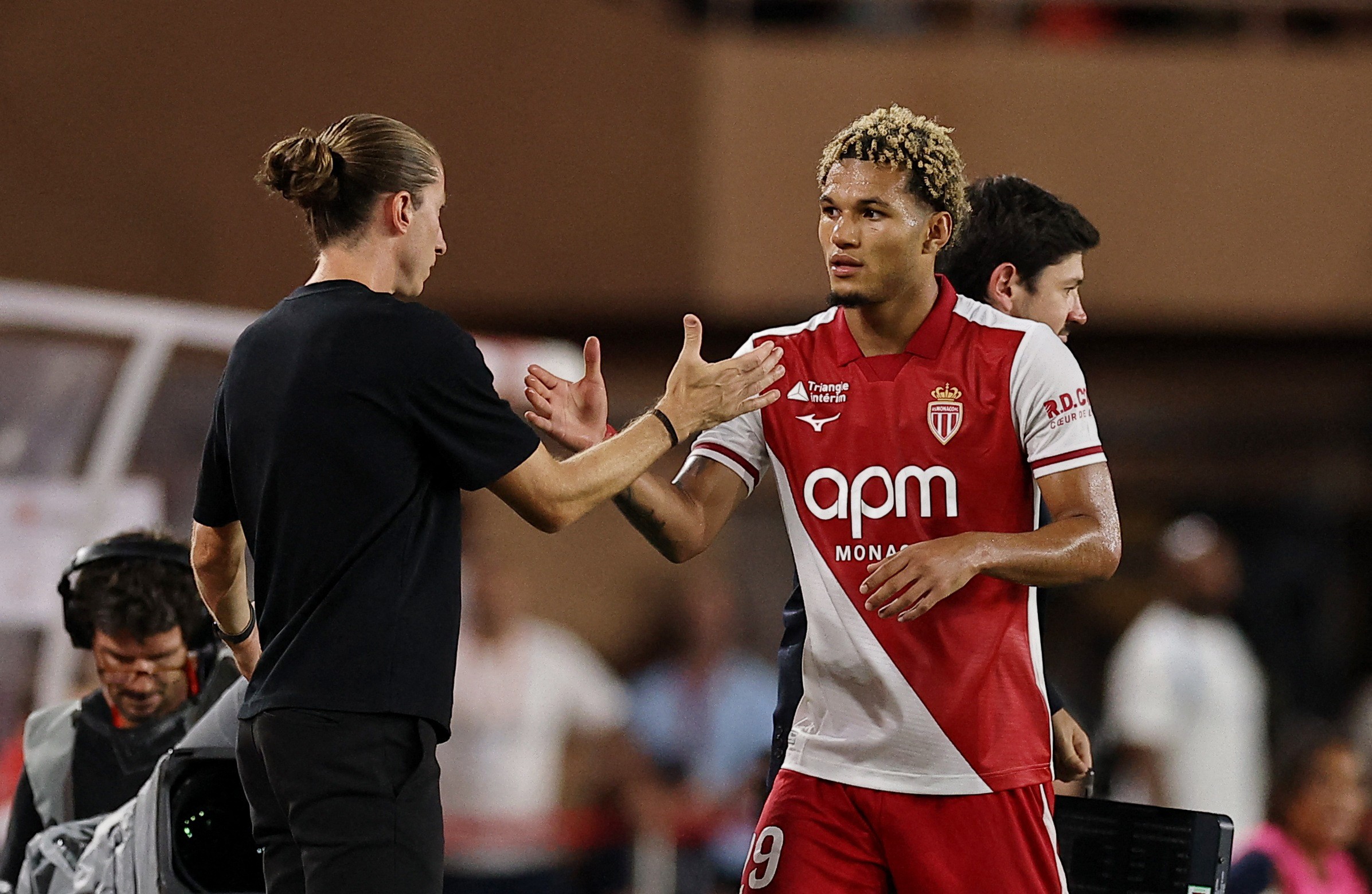 Filipe Luís comemorando gol com jogadores do Monaco