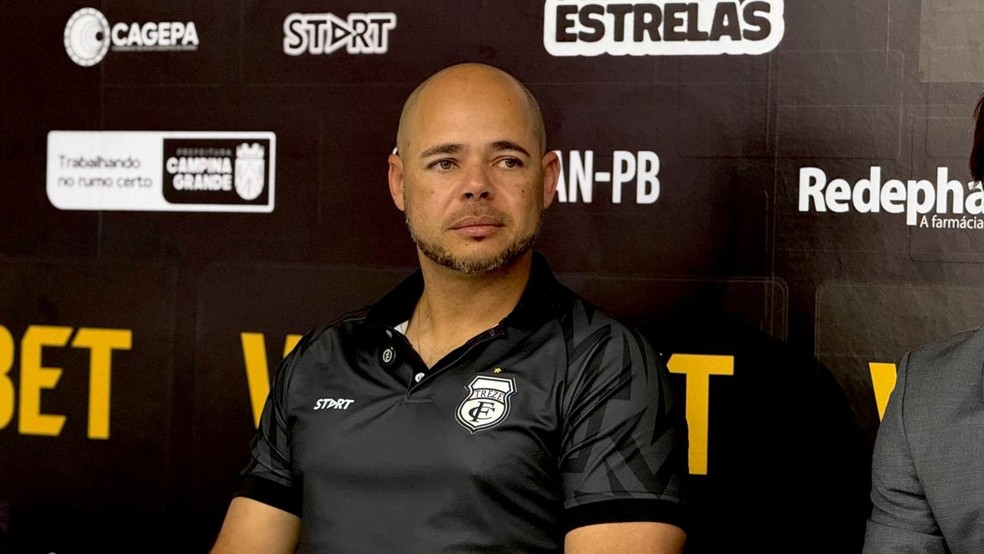 Adriano Souza técnico do Treze antes de partida — Jacuipense x Treze