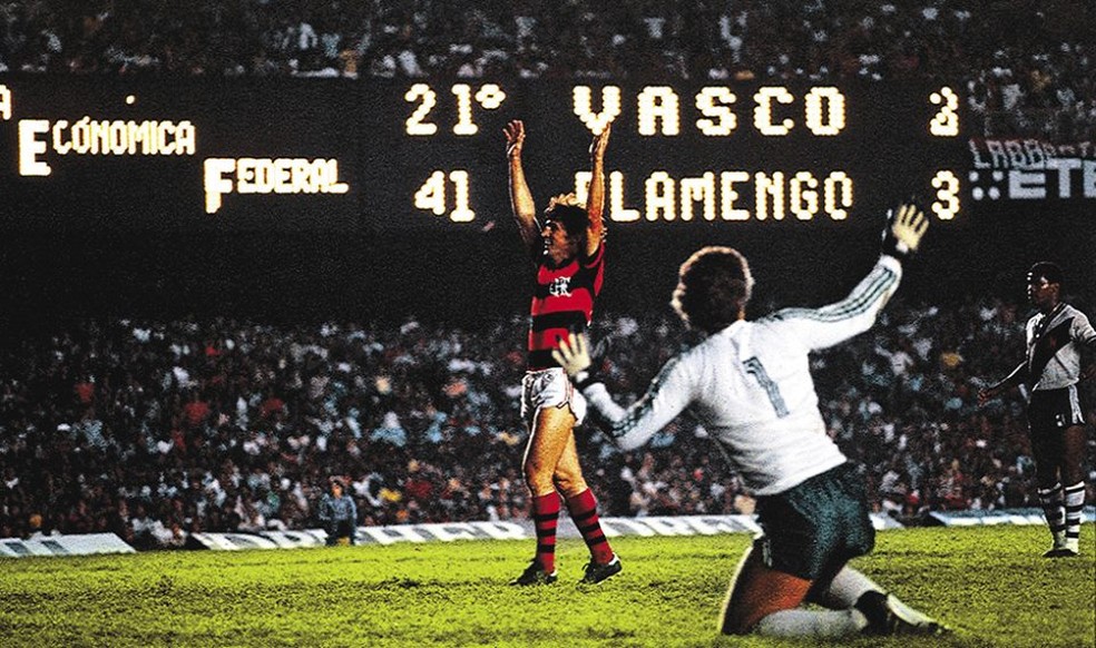 Zico comemora um gol pelo Flamengo no Maracan  Foto: Divulgao / Flamengo