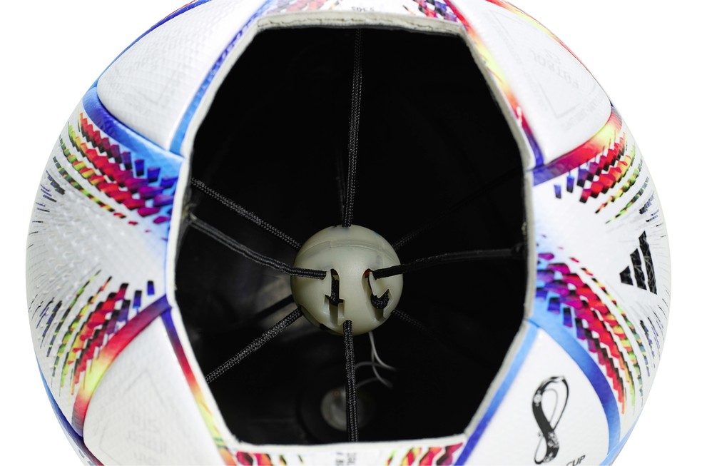 Sensor fica no interior da bola — Foto: Divulgação/Adidas