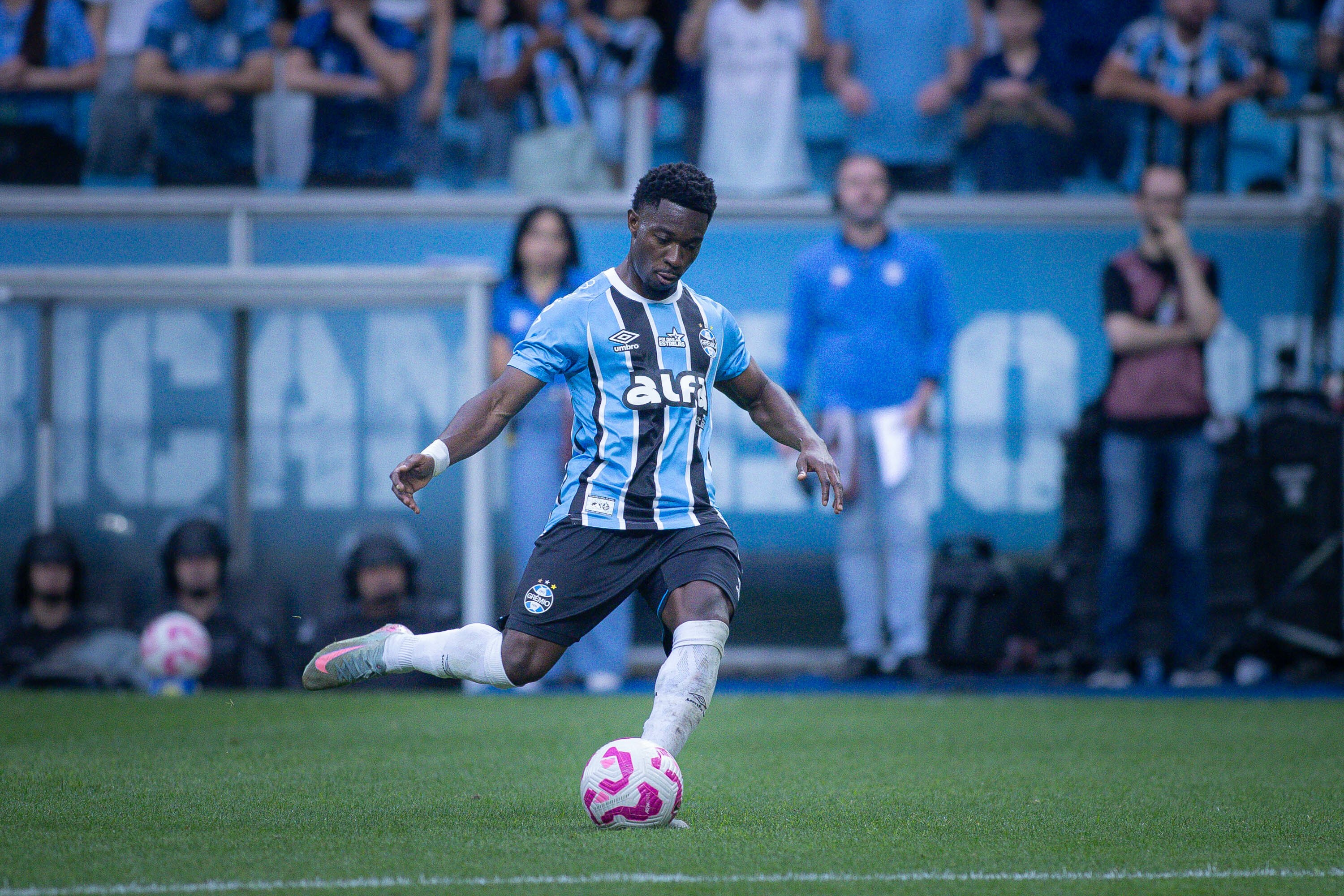 Recuperação de Amuzu no Grêmio: apoio do grupo e conversas com Mano.