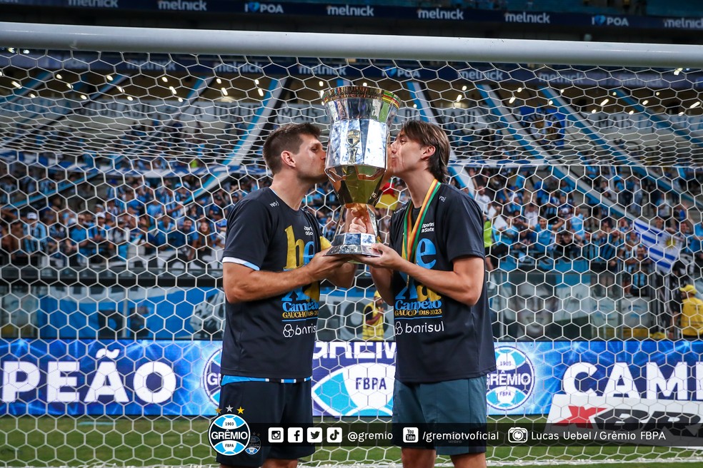 Kannemann e Geromel beijam taça do Gauchão