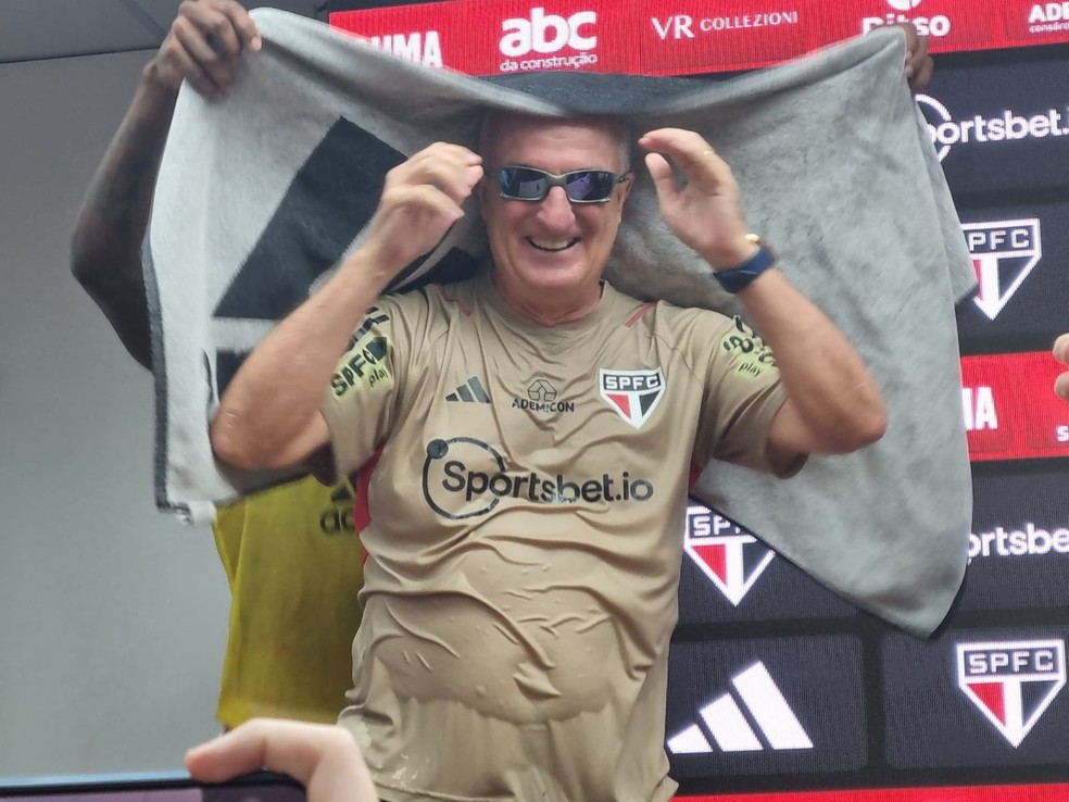 Dorival Júnior de óculos escuros na comemoração do título do São Paulo — Foto: José Edgar de Matos