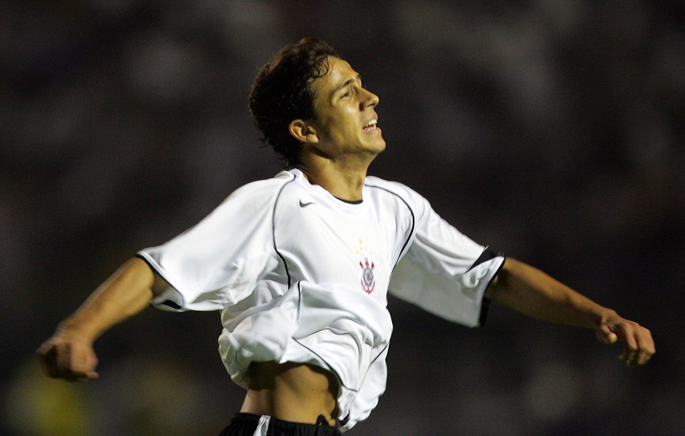 Nilmar comemora gol pelo Corinthians