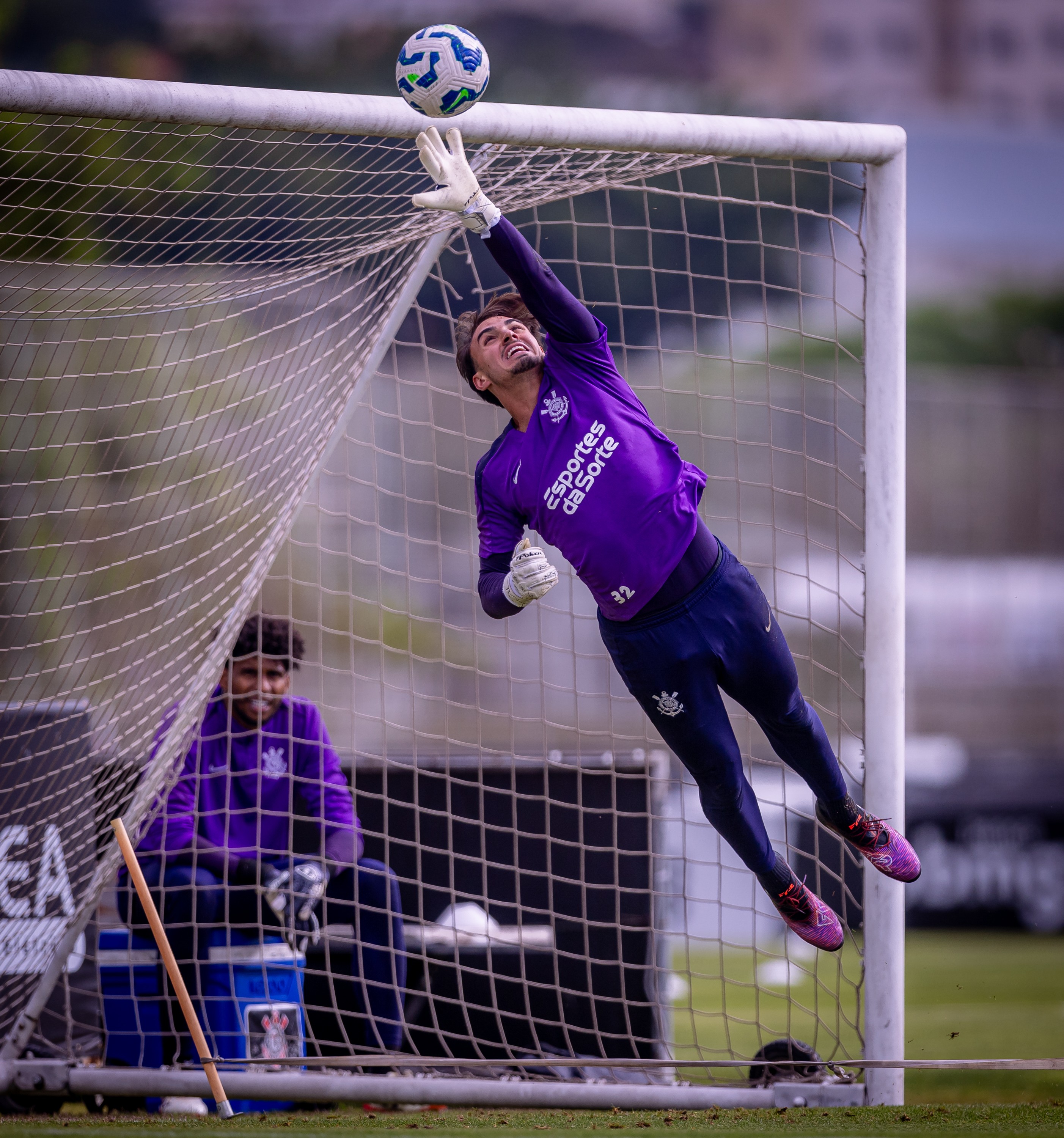 Donelli vira última opção no gol e decide futuro no Corinthians