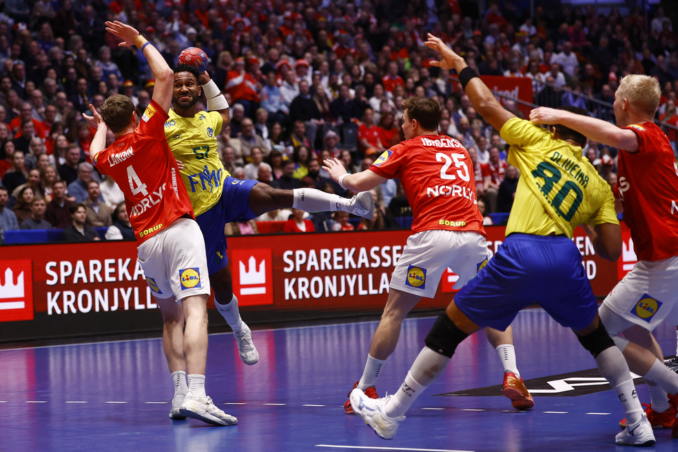 Panda contra a defesa dinamarquesa no Mundial masculino de handebol — Foto: REUTERS/Susana Vera