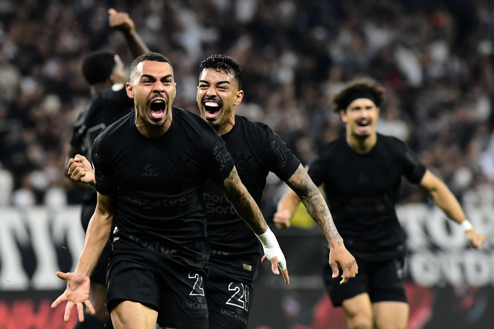 Matheuzinho comemora gol do Corinthians contra o Athletico-PR — Foto: Marcos Ribolli