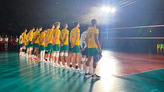 Bernardinho faz aniversário e ganha festa no vestiário após vitória sobre o Japão