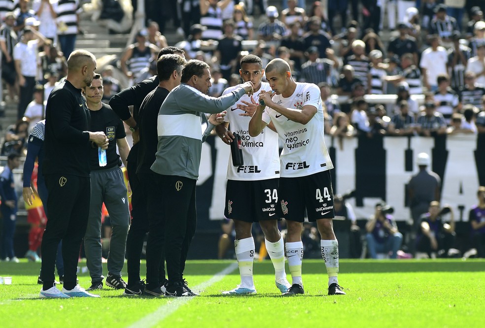 Corinthians x Bragantino, Luxemburgo conversa com Moscardo — Foto: Marcos Ribolli