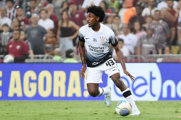 DOR DE CABEÇA! Talles Magno substituído no intervalo por lesão no joelho no duelo contra o Fluminense