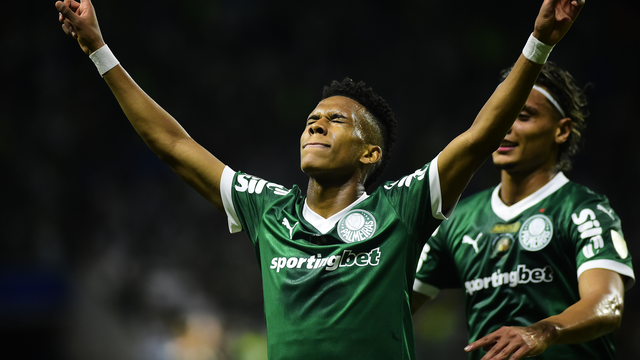 Estêvão comemora gol do Palmeiras contra o Sporting Cristal
