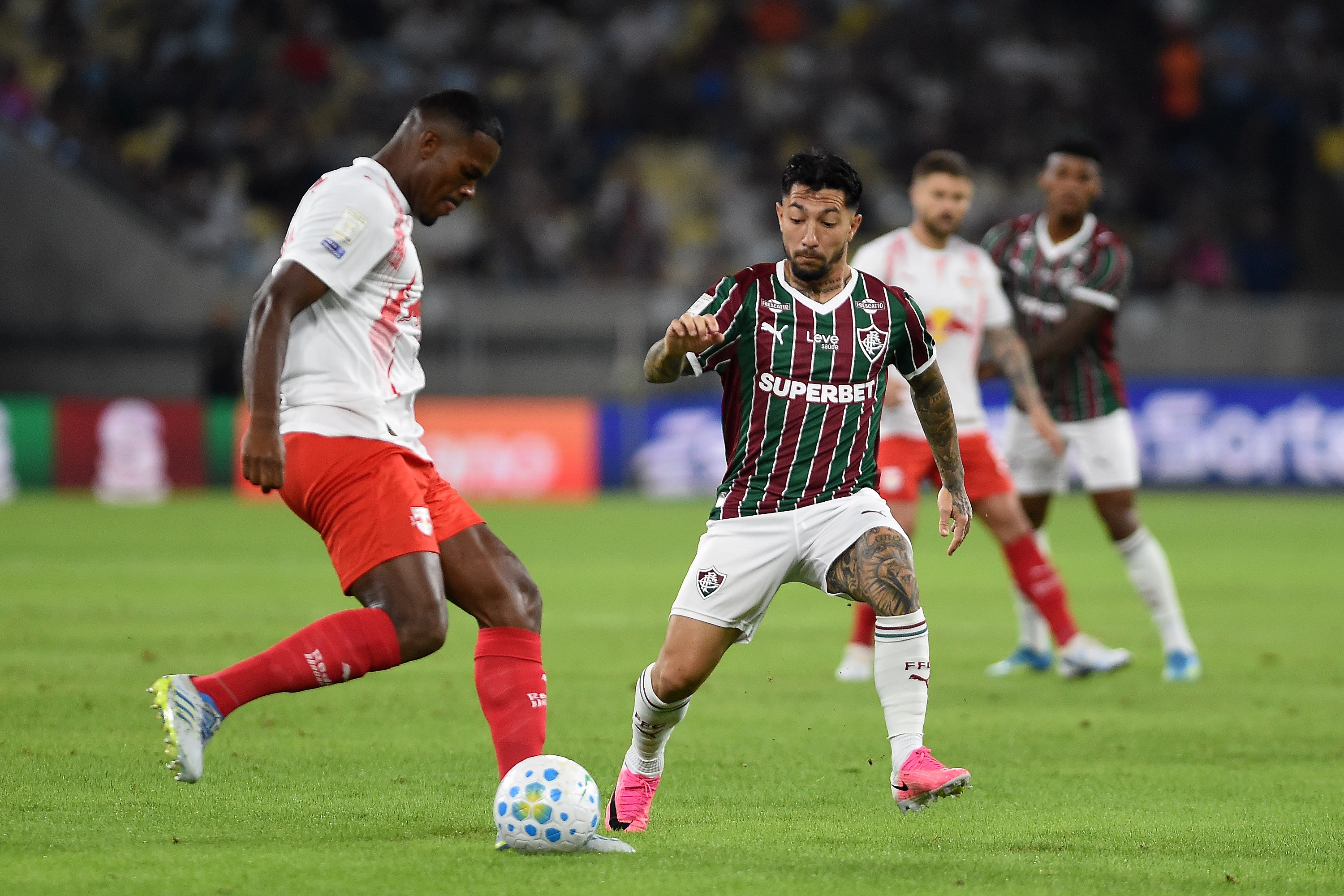 Lucho Acosta deve escapar de denúncia, mas Fluminense segue em alerta no STJD